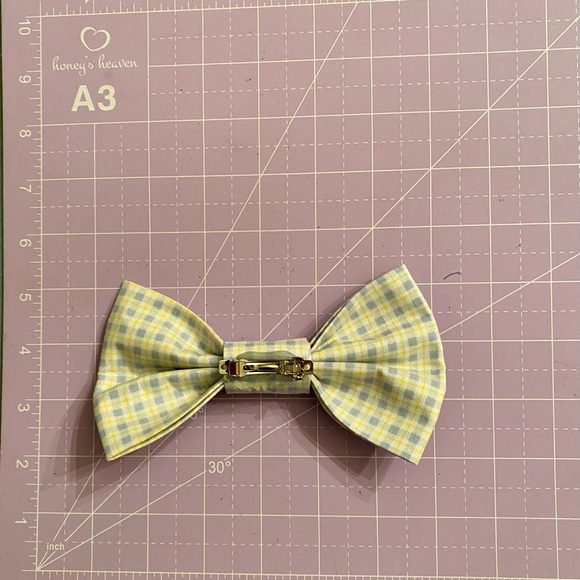 Hand made medium hair bow with barrette - Picture 2 of 2